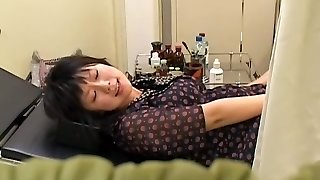 Leggy Jap babe gets a creampie in voyeur Japanese sex clip