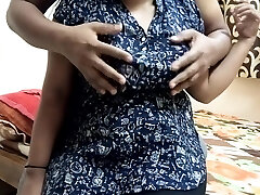 горячая индийская девушка большие сиськи прессинг, шесть девять, езда и камминг внутри пизды