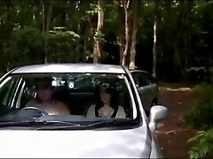 человек устраивает для автомобиля рогоносец