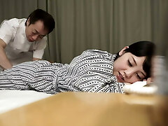 милфа получает высокоинтенсивный массаж от мужчины средних лет с большим опытом в чувствительных зонах