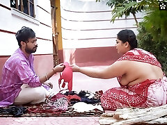 Desi Boulder-holder and G-string Salesman Bade Bade Dudhwali Gao ki Chhori Ko Hooter-sling ke badale Chod Diya Maje Lekar ( Hindi Audio )
