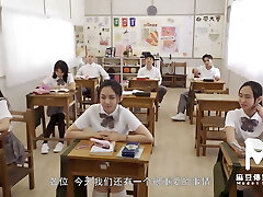 model tv-une ado asiatique mignonne se fait baiser dans la salle de classe