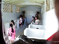 chińskie dziewczyny idą do toalety.306