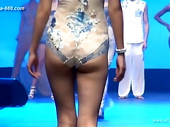 Chinese model in jaw-dropping lingerie show.20