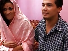 возбужденная индийская шлюха принимает кучу членов в свои дырочки