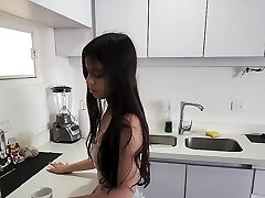 лауре приходится платить за квартиру какому-то богатому владельцу дома