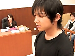 The suspect controls to bang his wife in court to show his innocence