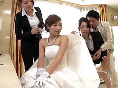 mann nimmt brautjungfer in der japanischen hochzeit 3