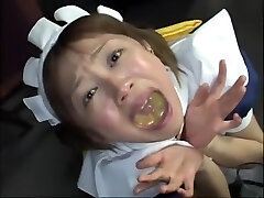 可爱的日本女学生吞咽大量的新鲜的精液