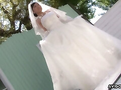 Asian bride Emi Koizumi gives a great blowjob after wedding