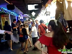 Wild dude shows how to pick up a real Thai chick Mee in some clubs