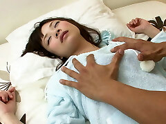 японская молоденькая делает своему парню массаж и кончает тем, что дает ему трахать свою пизду, пока она не кончает на его член