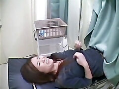 Una dulce chica se examina en el ginecológica mesa en este caliente médicos voyeur video
