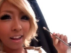 सुंदर सुनहरे बालों वाली जापानी लड़की प्यार करता है विशाल भव्य किशोरों चूसने
