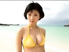 亚洲青少年在海滩上