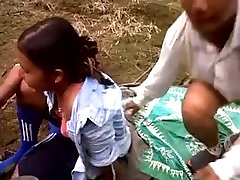 印度尼西亚的油棕榈种植园工人的户外他妈的