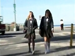 金发碧眼的摸索上的汽车通过亚洲