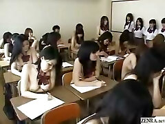 赤身裸体在日本学校的女生在观察