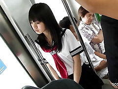 公共钢棒在巴士-亚洲青少年得到性交由许多老家伙