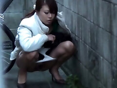 شاشیدن دختر ژاپنی در خیابان