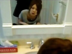 कोरियाई टीन प्रेमिका ढिलाई बाथरूम में!