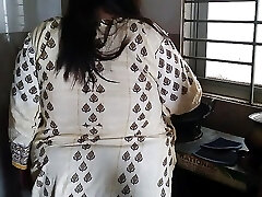 Desi Bhabhi Khana Bana Rahi The Tabhi Devar Piche Se Aya Aur Uski Chudai Kar De-Bhabhi在厨房里做饭时性交