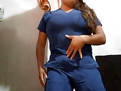 медсестра соблазняет своих подписчиков на домашнее порно, показывает им свою красивую попку и вагину, готовую к траху