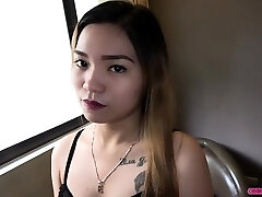 亚洲荡妇得到沉重的饼
