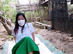 处女摘花在树林里