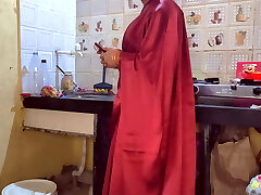 第2部分，印度性感的继母在与男友交谈时被继子抓住