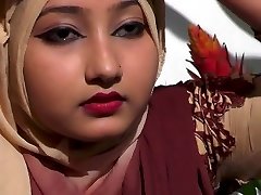 孟加拉国性感的女孩表示她性感的胸部风格