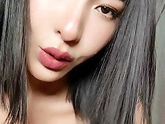 la célèbre actrice chinoise elise en bas bleu lingerie.  seins asiatiques laiteux naturels dd