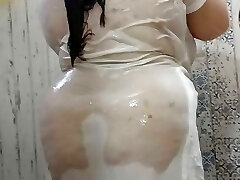 пухленькая дези толстушки в ванной показывает белый прозрачный топ