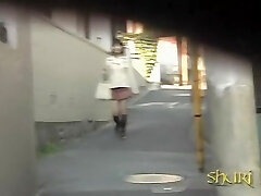 Öffentliche sharking von einem niedlichen japanischen babe in eine schmale Straße