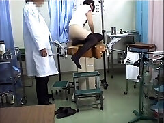 मेडिकल परीक्षा के साथ छिपे हुए कैमरे पर एशियाई लड़की