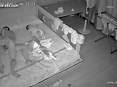 Hackers use the camera to remote monitoring of a lover's home life.357_2