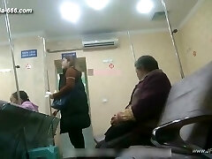 una cinese che sbircia per andare all'ospedale per un'iniezione.uno
