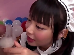 airi natsume suchen sexy in einem maid-kostüm getränke cum aus einem glas