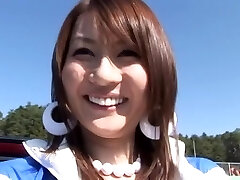 la coquine japonaise yui tatsumi se met à genoux pour souffler