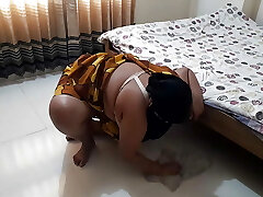 35 year senior Gujarati Maid gets stuck under bed while cleaning then A guy gives harsh fuck from behind - Indian Hindi Sex