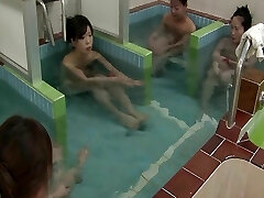 chicas japonesas toman una ducha y son tocadas por un tipo pervertido