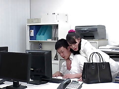 rei kitajima: una oficinista de grandes pechos se folla a sus colegas - parte.1