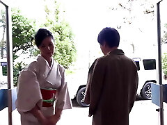 प्रीमियम जापान: सुंदर माँ पहने हुए सांस्कृतिक पोशाक, सेक्स के लिए भूख