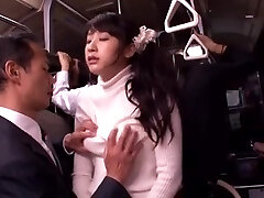 Japoński dziwka pieprzy i wytrysk na twarz w autobusie