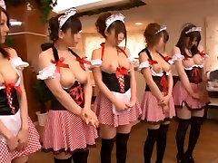 пять японских красоток в костюмах с большими сиськами, с которыми можно поиграть