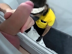 asiatischer hotelangestellter gibt dem kunden perfekten handjob