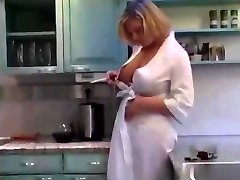 Моя мачеха на кухне рано утром Hotmoza
