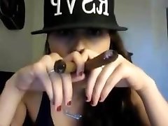 elizabeth douglas fumar 2 cigarros en la webcam