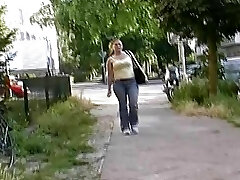 德国红发女郎炫耀她惊人的手淫技巧