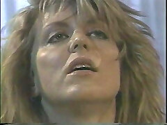 clip clásico con una hermosa reina del porno totalmente natural